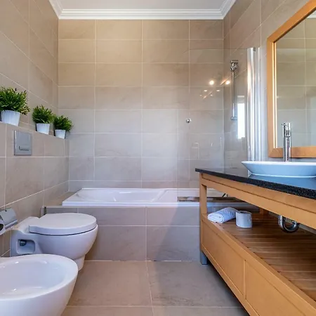 Magnifica Moradia V4 프라이아델레이